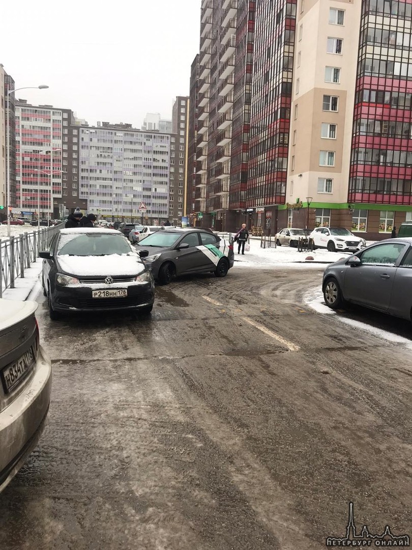 Из-за очень скользкой дороги на Венской в Кудрово делимобиль въехал в припаркованную машину.