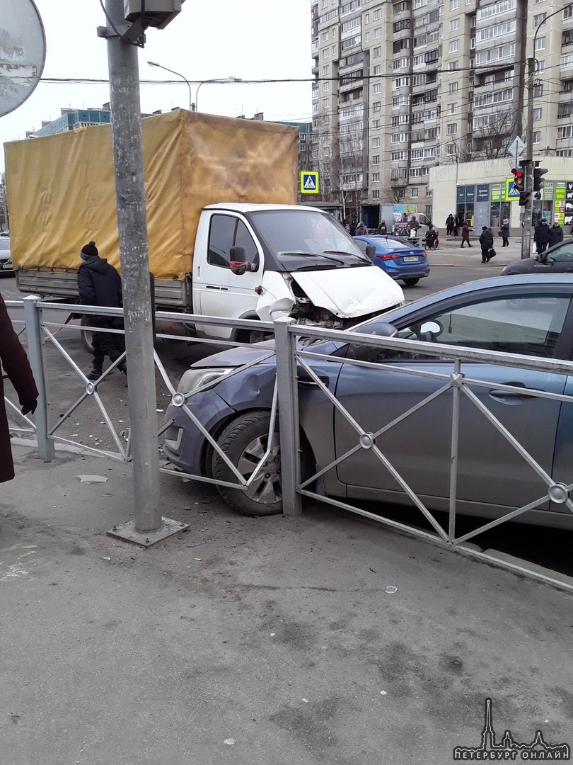 В городе Колпино авария на улице Ижорского Батальона.