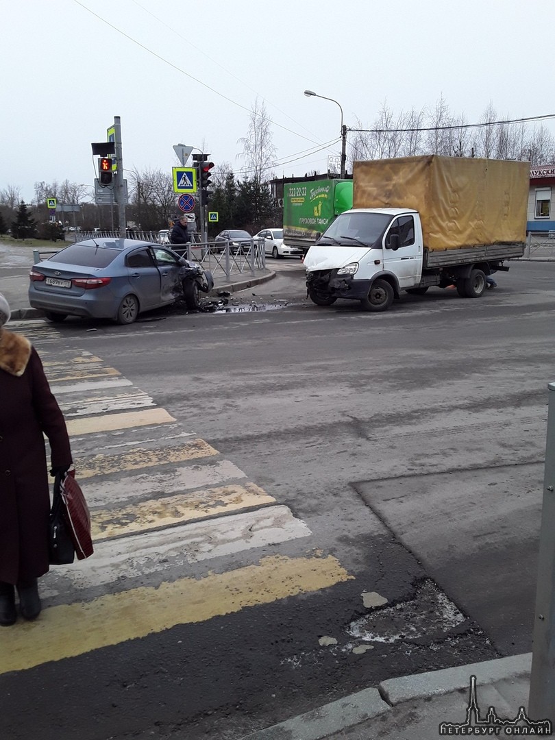 В городе Колпино авария на улице Ижорского Батальона.