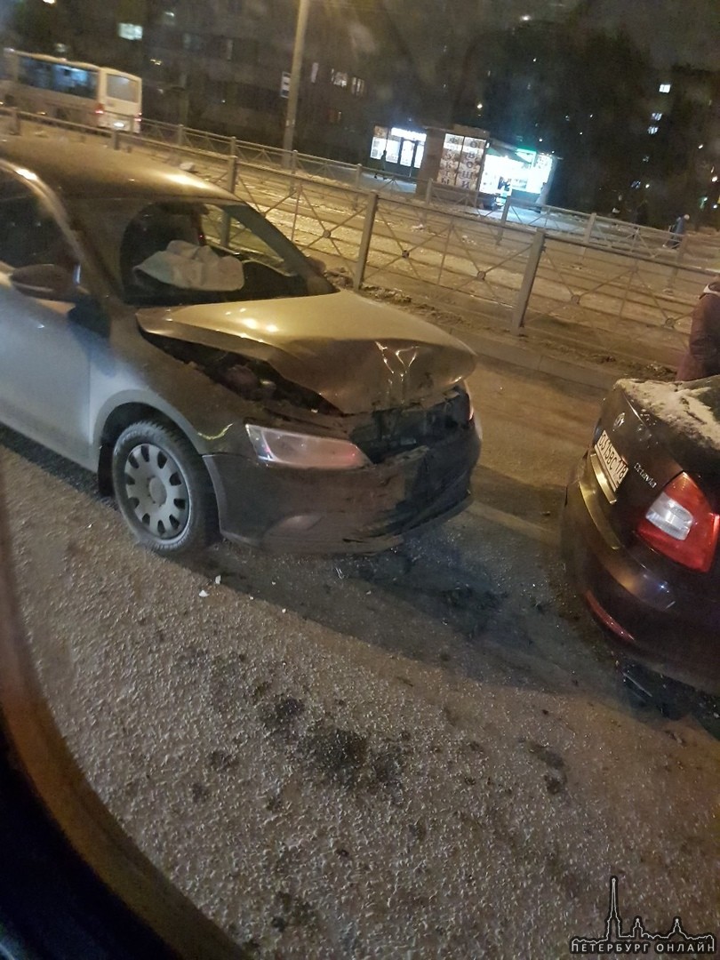 На Луначарского 45 авария перед светофором.