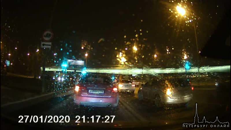 Произошло ДТП на перекрестке с участием нескольких автомобилей на повороте на мост Александра Невско...