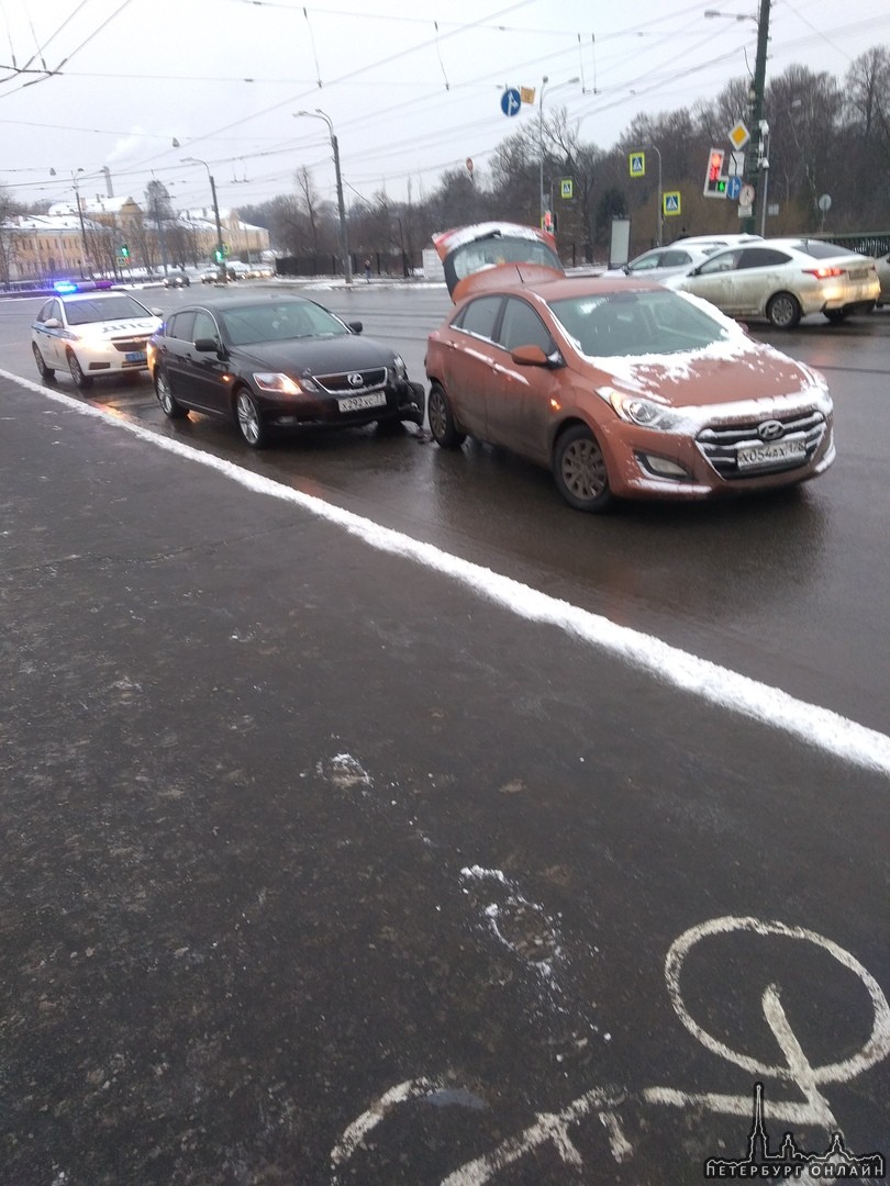 На въезде на Гренадерский мост со стороны Петроградской стороны в правом ряду Lexus дал Hyundai.