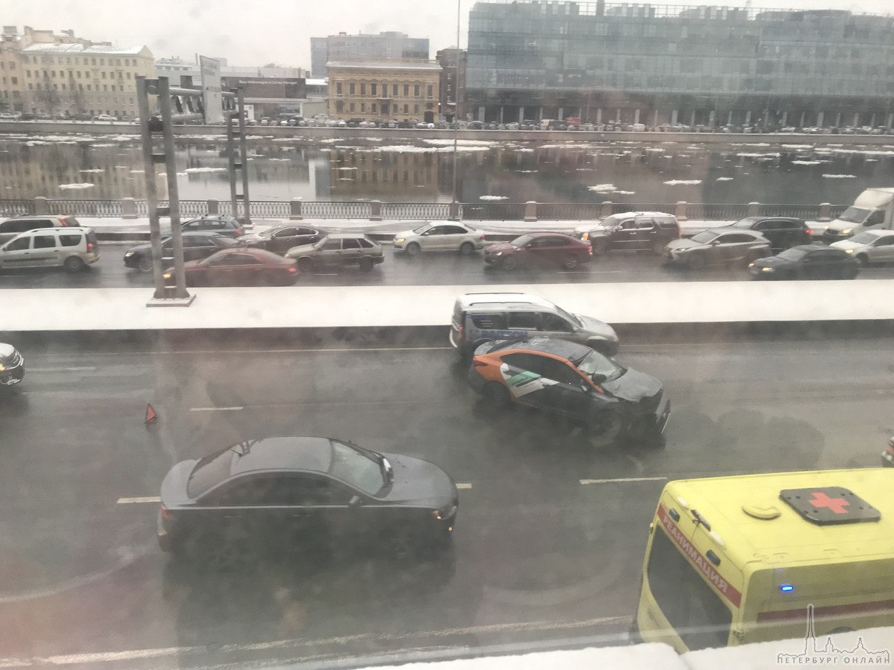 Две аварии на Пироговской набережной: По направлению из центра девушка на Делимобиле влетела в снего...