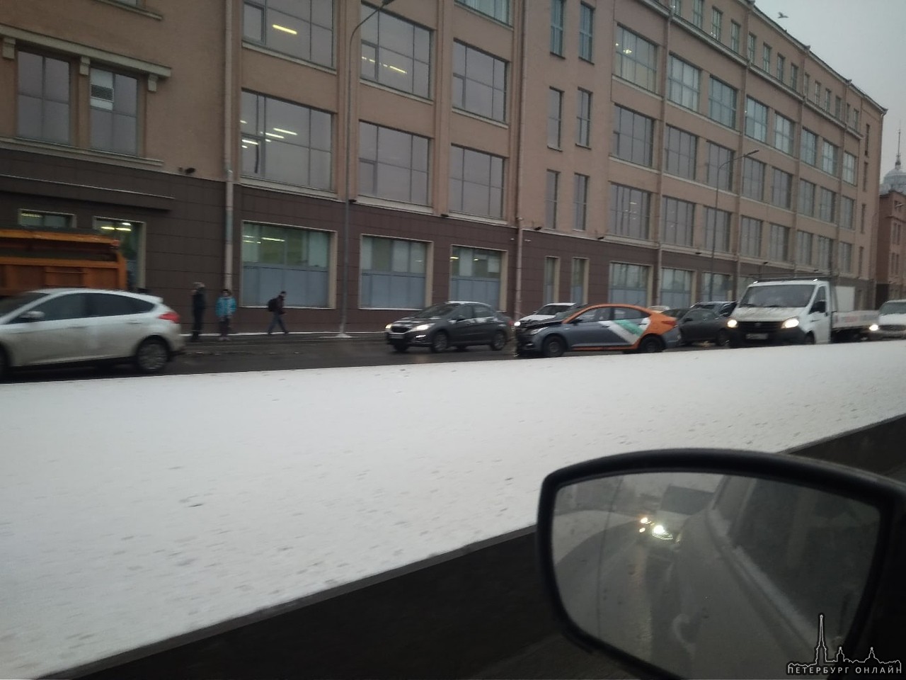 Две аварии на Пироговской набережной: По направлению из центра девушка на Делимобиле влетела в снего...