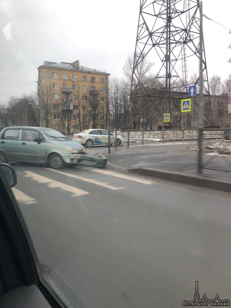 Дтп на углу Поткановской улицы и Октябрьской набережной. Второй машины на фото не видно.
