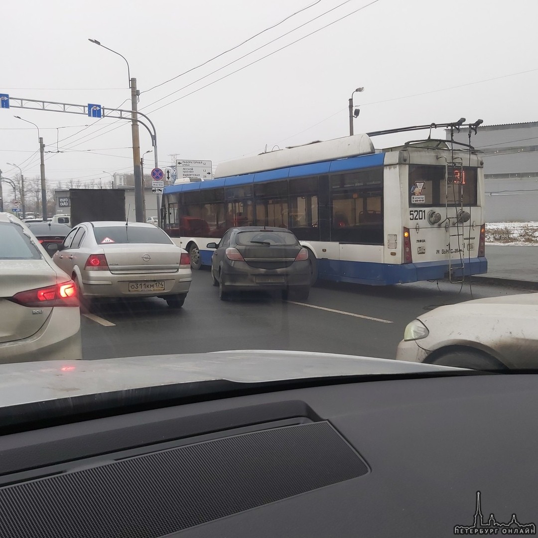 Астра атаковала троллейбус на Кушелевской дороге. Два ряда заняты. Стражей пока нет.
