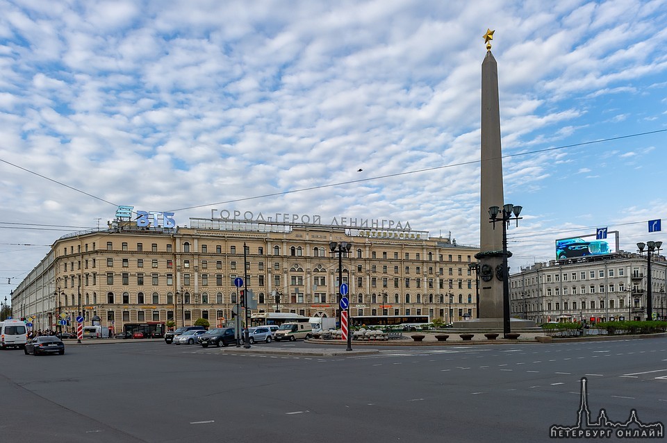 Банк ВТБ демонтировал свою рекламу с крыши гостиницы “Октябрьская” на площади Восстания, напротив Мо...