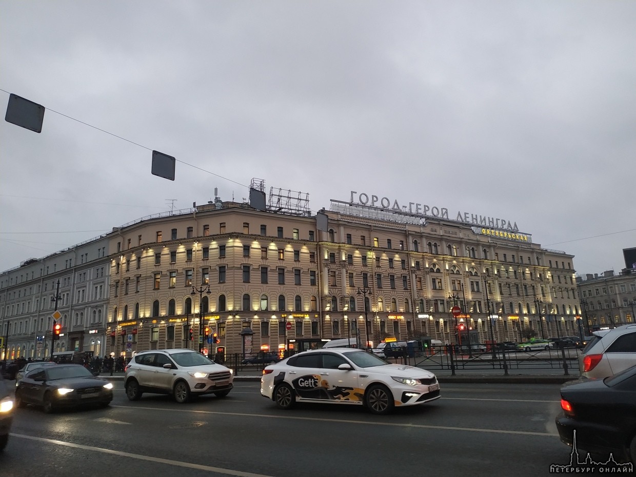 Банк ВТБ демонтировал свою рекламу с крыши гостиницы “Октябрьская” на площади Восстания, напротив Мо...