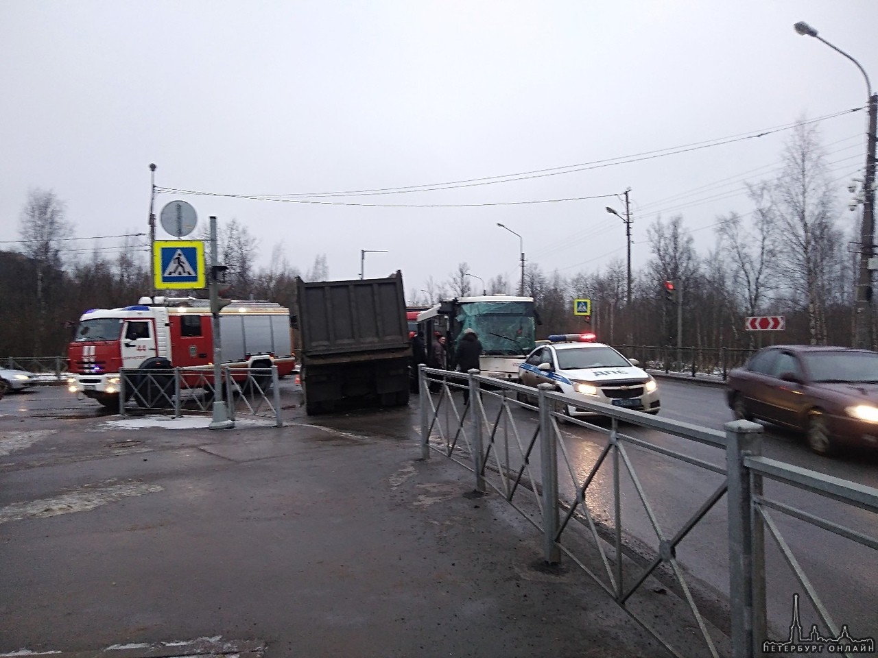 На перекрестке Петрозаводского шоссе и Плановой улицы столкнулись автобус и грузовик, В сторону горо...