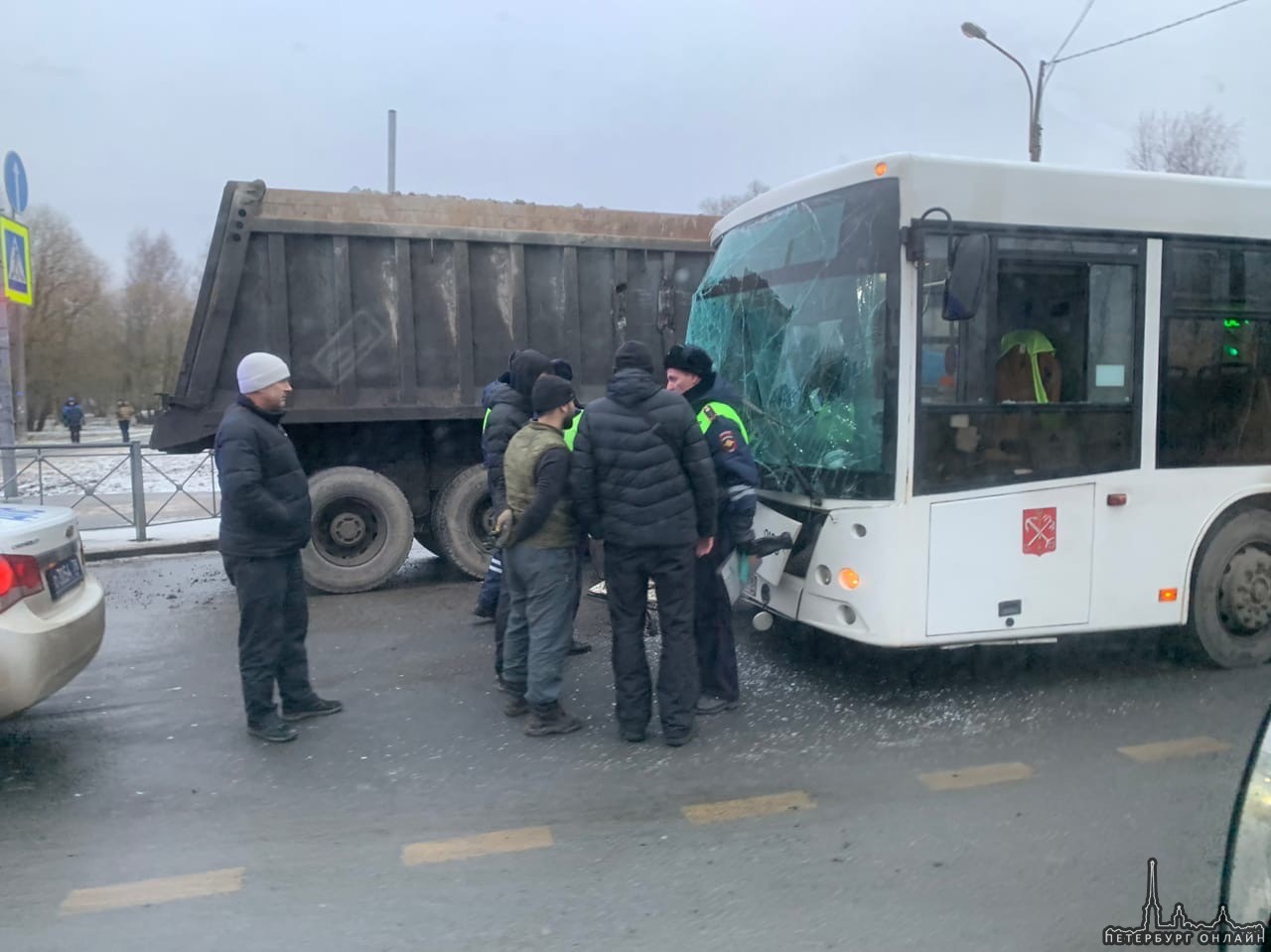 На перекрестке Петрозаводского шоссе и Плановой улицы столкнулись автобус и грузовик, В сторону горо...