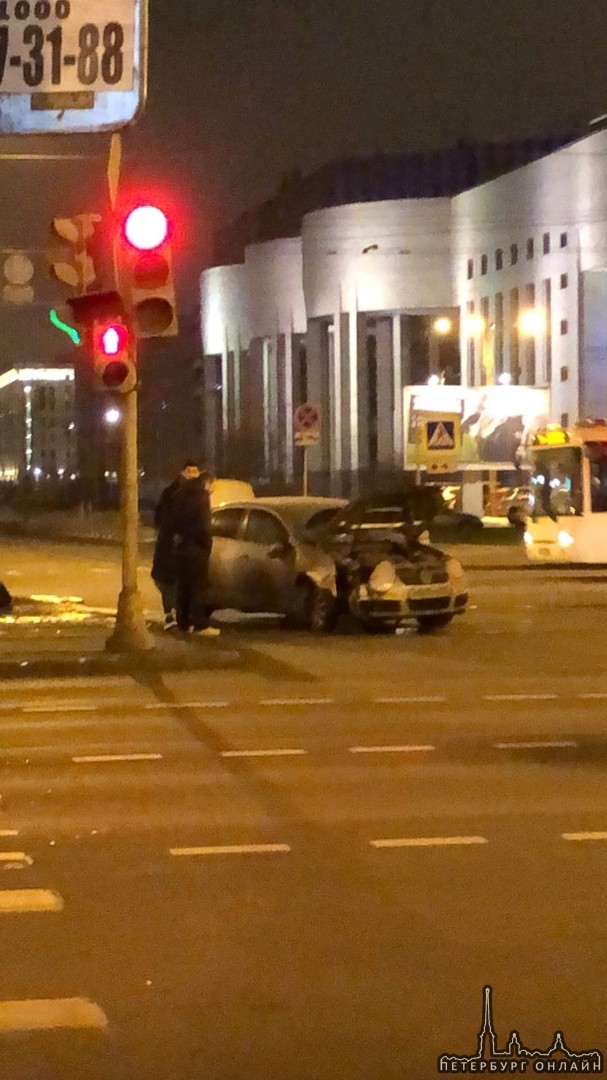 Volkswagen пассат сбил знак на пересечении Московского проспекта и Бассейной улицы.