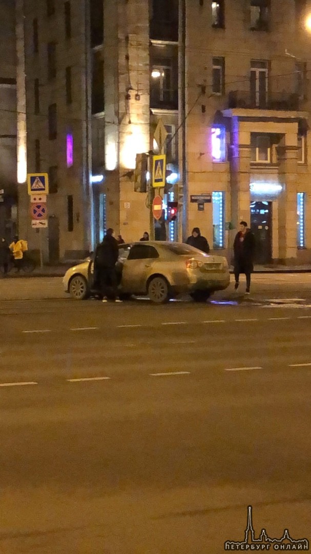 Volkswagen пассат сбил знак на пересечении Московского проспекта и Бассейной улицы.