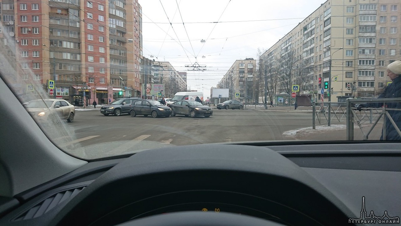 На перекрёстке Есенина и Луначарского renault поворачивая налево не пропустил двигающегося на зелёный с...