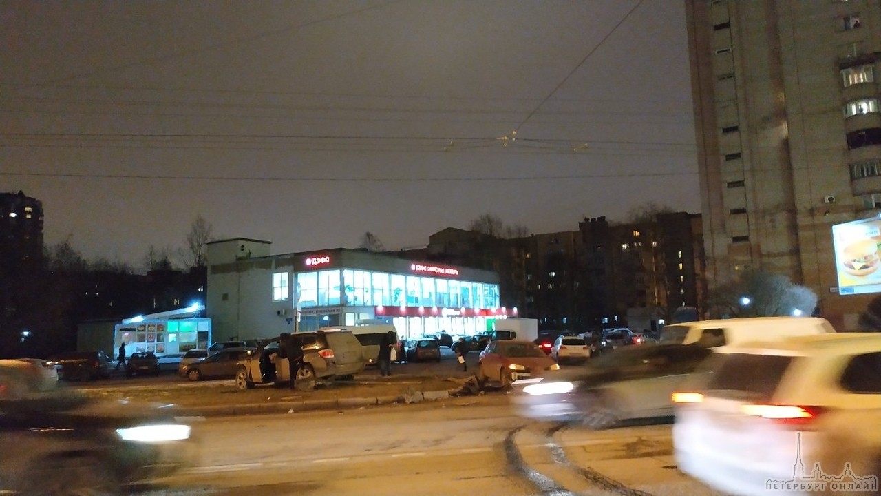 Дтп на Краснопутиловской улице у дома 109 (в сторону площади Победы). Никто не пострадал.