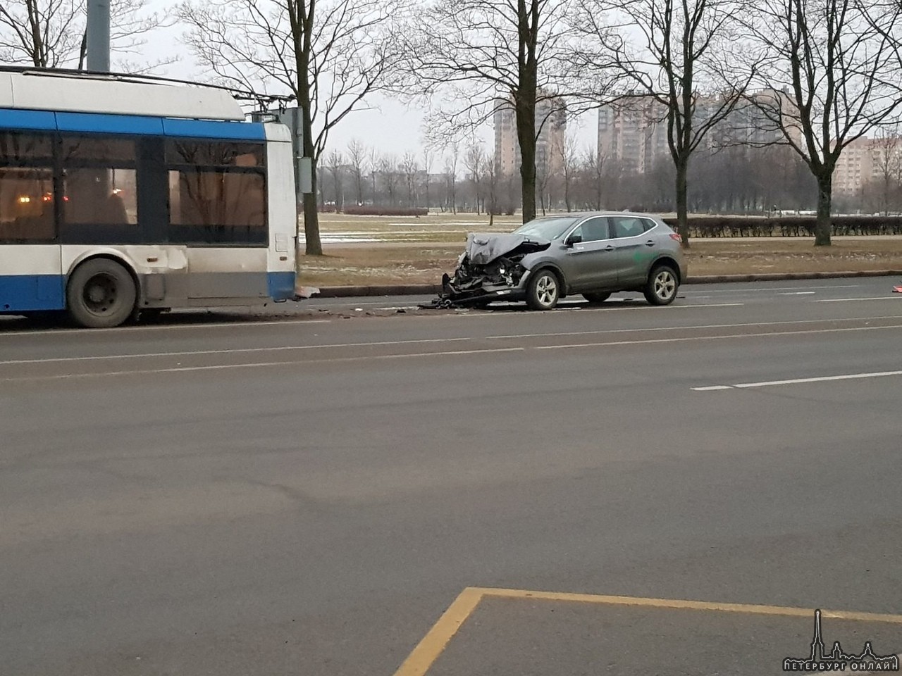 Авария с каршерингом на Маршала Жукова, перед проспектом Ветеранов. Задействовано три машины и тролл...
