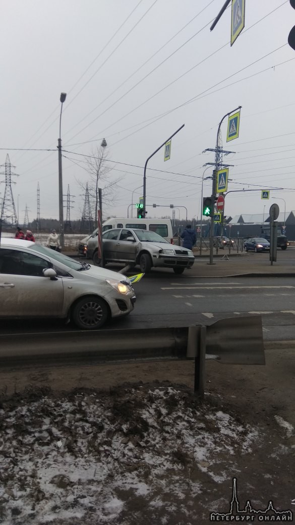 Skoda повалила знак на пересечении Красносельского шоссе и Колобановской улицы.