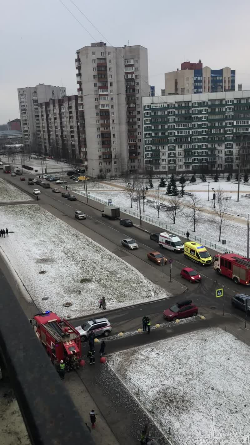 Загорелась квартира на 16 этаже в Невском районе Бадаева 8к1. Обгорела женщина и двое детей!! Дети ...