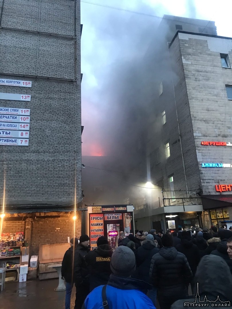 Пожар на Апрашке за БЦ «Лениздат» в Торговом переулке, дом 3. Площадь возгорания увеличилась до 200 ...