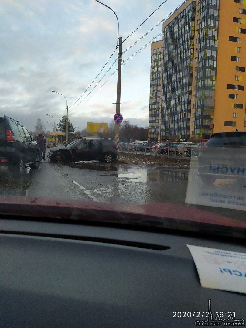 Авария в Кировске на Набережной улице напротив дома 5. Renault и Volkswagen.