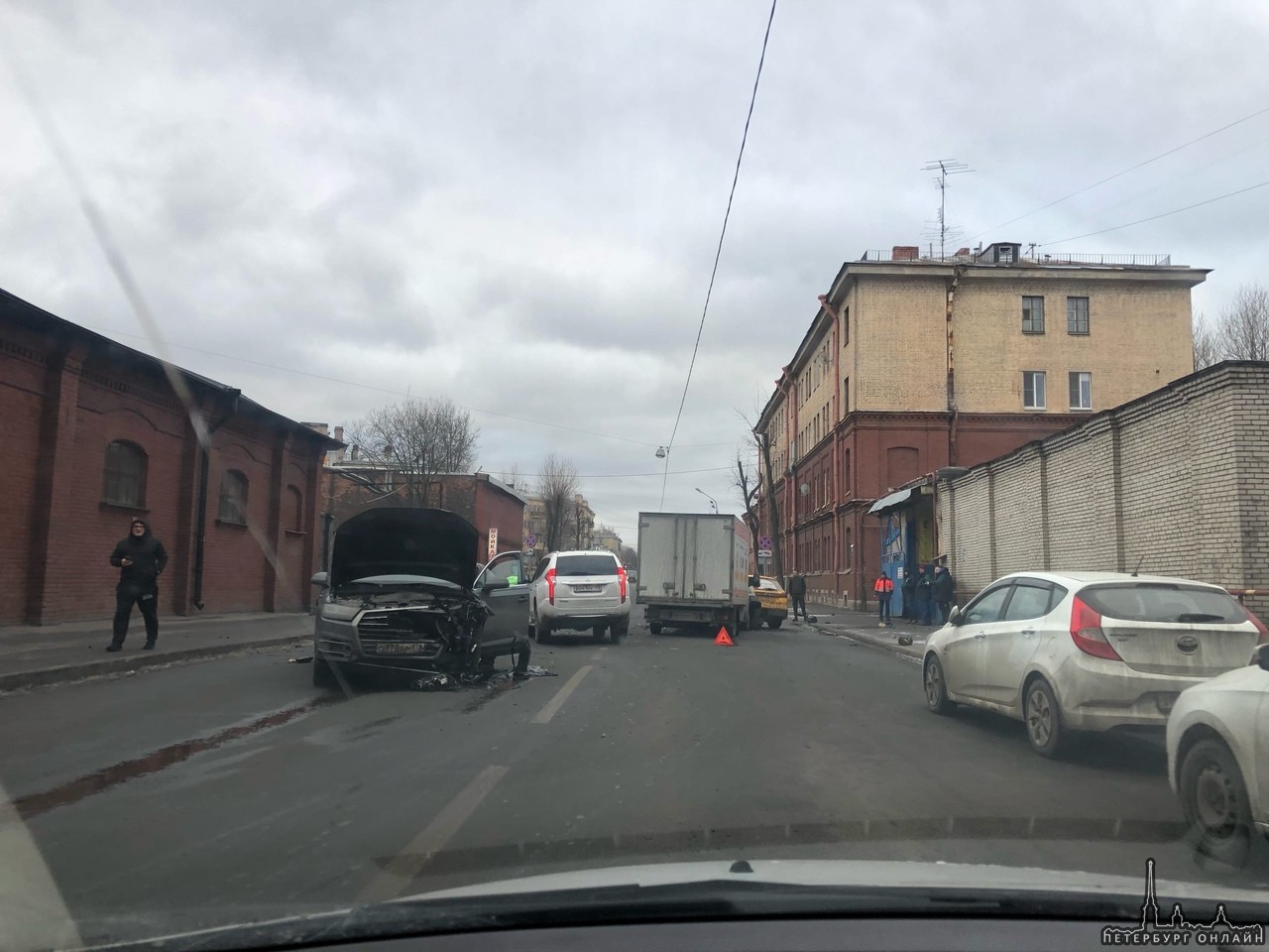 На улице Степана Разина Q7, Focus 3 такси и неГазель не поделили дорогу.