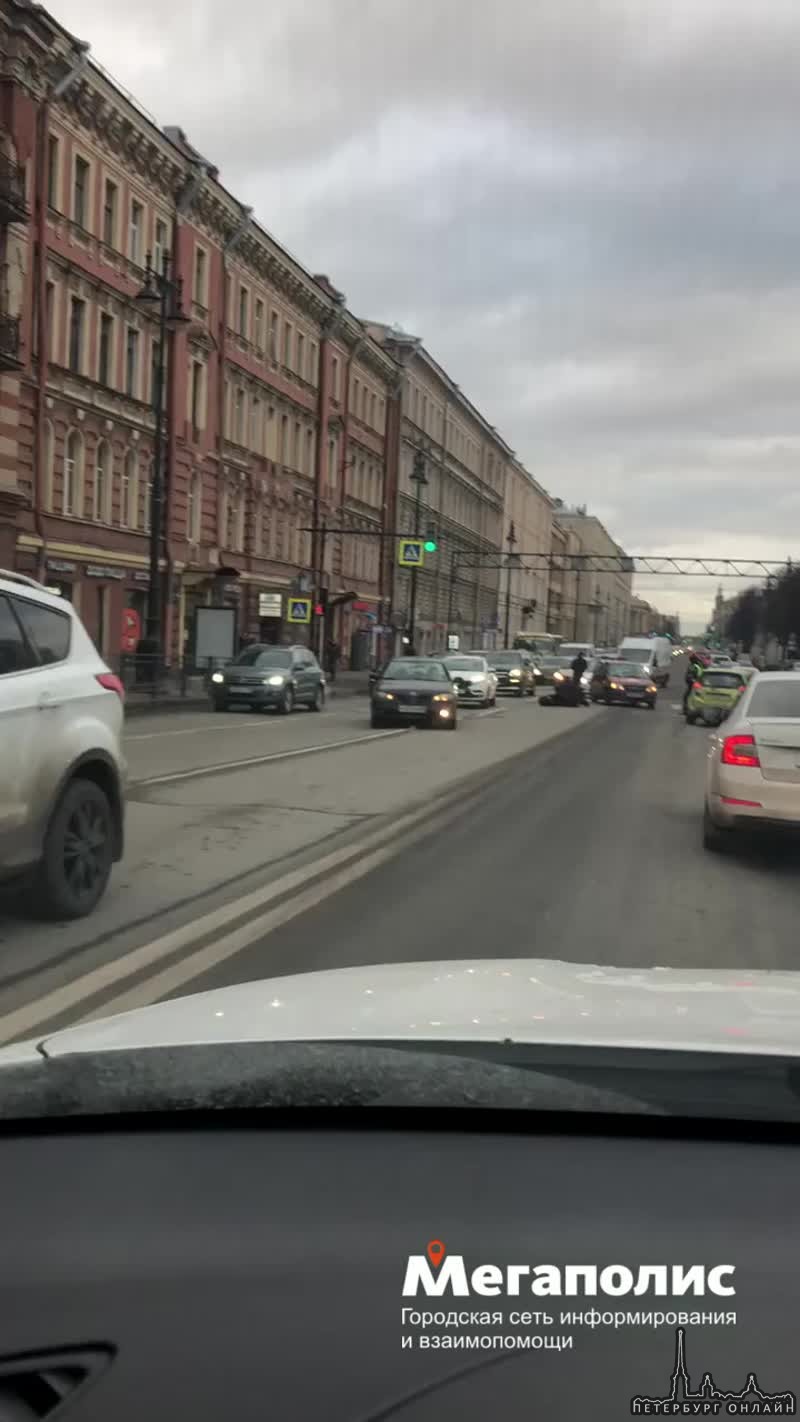 На Московском проспекте перед Фонтанкой машина доставки пиццы сбила человека. Службы на месте
