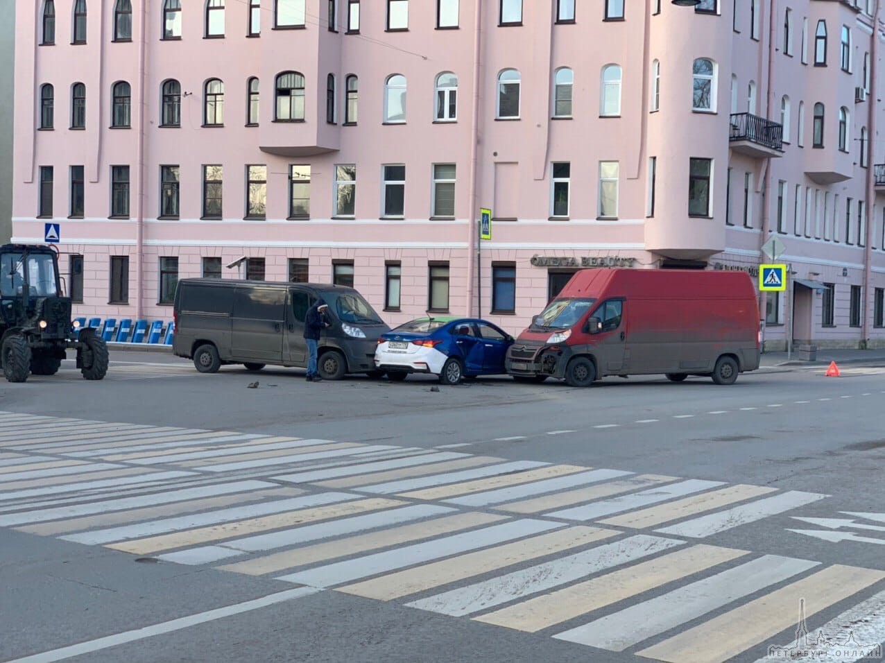 Авария на пересечении Константиновского проспекта и Гребной улицы с интересным зажатием.