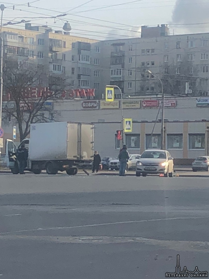 Авария на пересечении Дунайского проспекта и Будапештской улицы. Немного мешают проезду. Пробки пока...