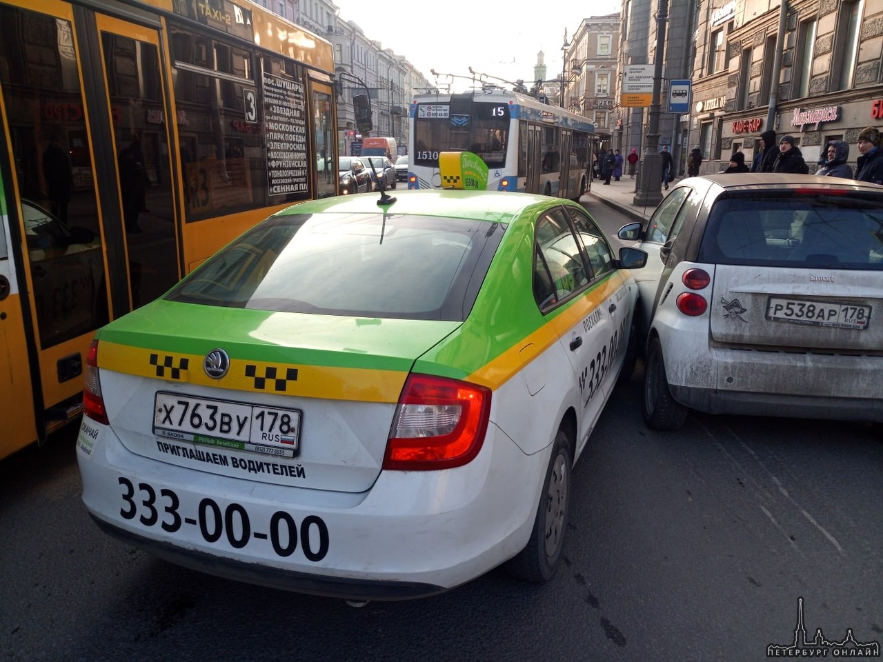Таксист решил повернуть с 1-ой Красноармейской на Московский проспект вторым рядом и едущий по Моско...