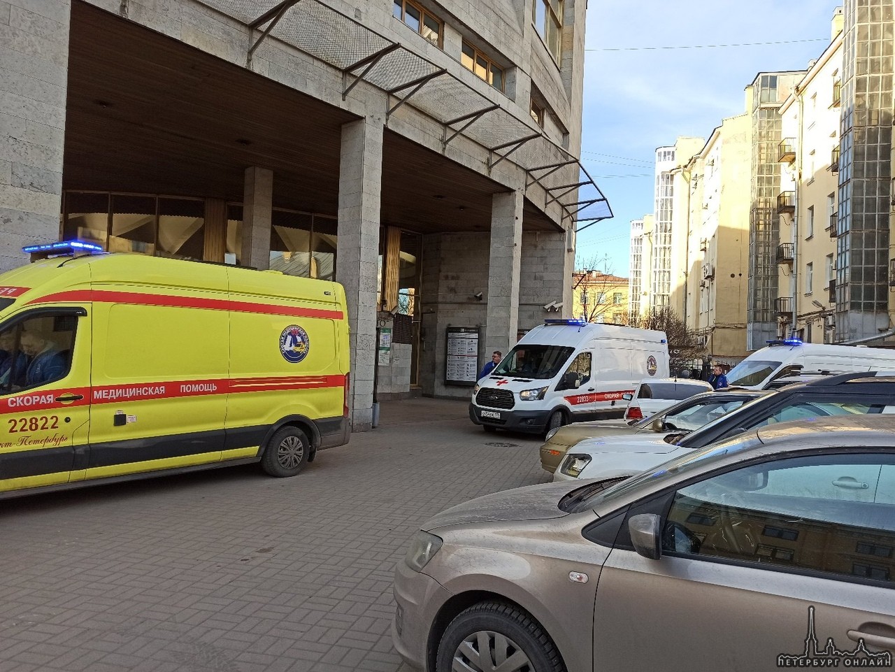 У станции метро площадь Александра Невского. 3 бригады скорой помощи и около 5 пожарных машин