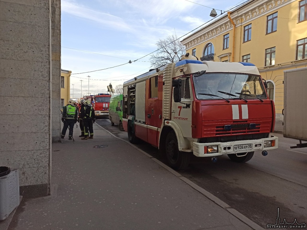 У станции метро площадь Александра Невского. 3 бригады скорой помощи и около 5 пожарных машин