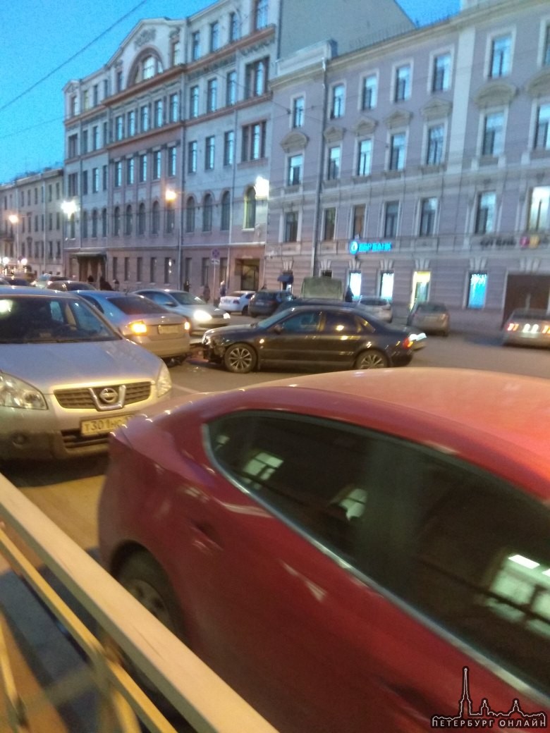 Стукнулись на Звенигородской улице, проезд в сторону Марата затруднён....,почти, напротив метро...