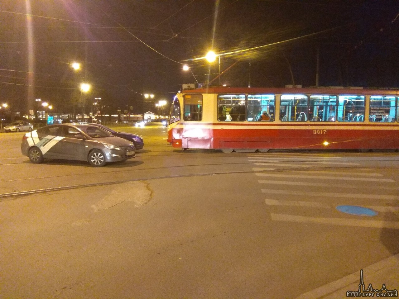 На пересечении Куйбышева и Кронверского каршеринг и чёрная иномарка остановили трамваи.