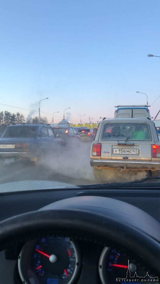 В Приютино на перекрестке с ДЖ и Приютинской, ДТП на 2.5ряда в сторону города. Скорая уже была