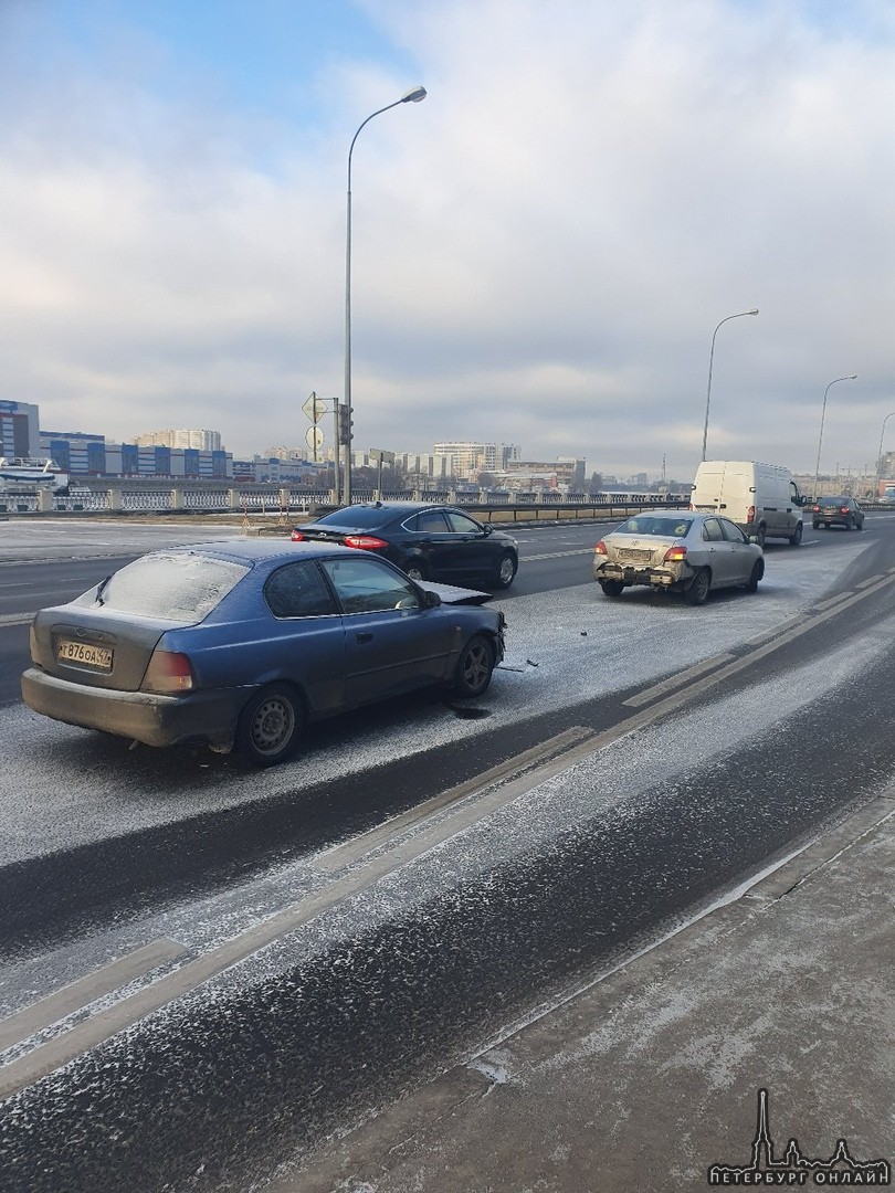 ДТП на Октябрьской набережной, рядом с Уткиной заводью. Затора нет, 1 ряд перекрыли.