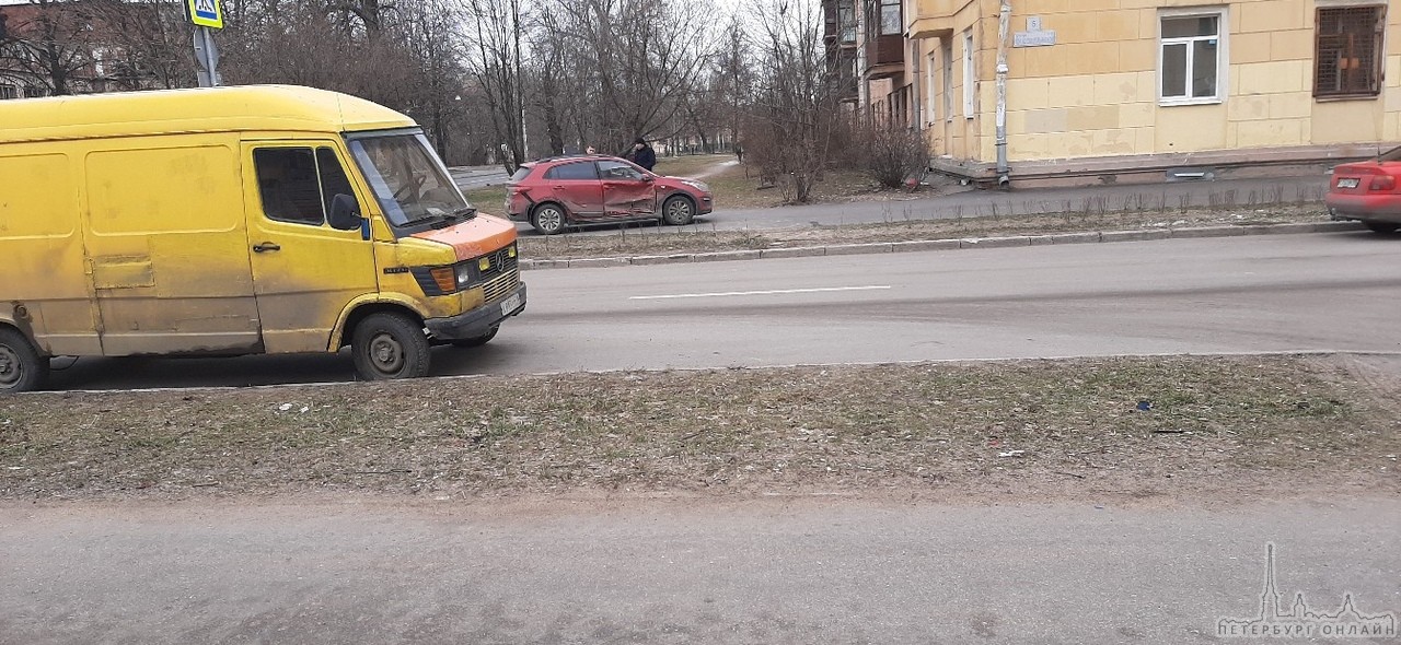 На Нарвской Заставе, где всё улицы сделали односторонними, а перекрестки равнозначными, водитель Киа...