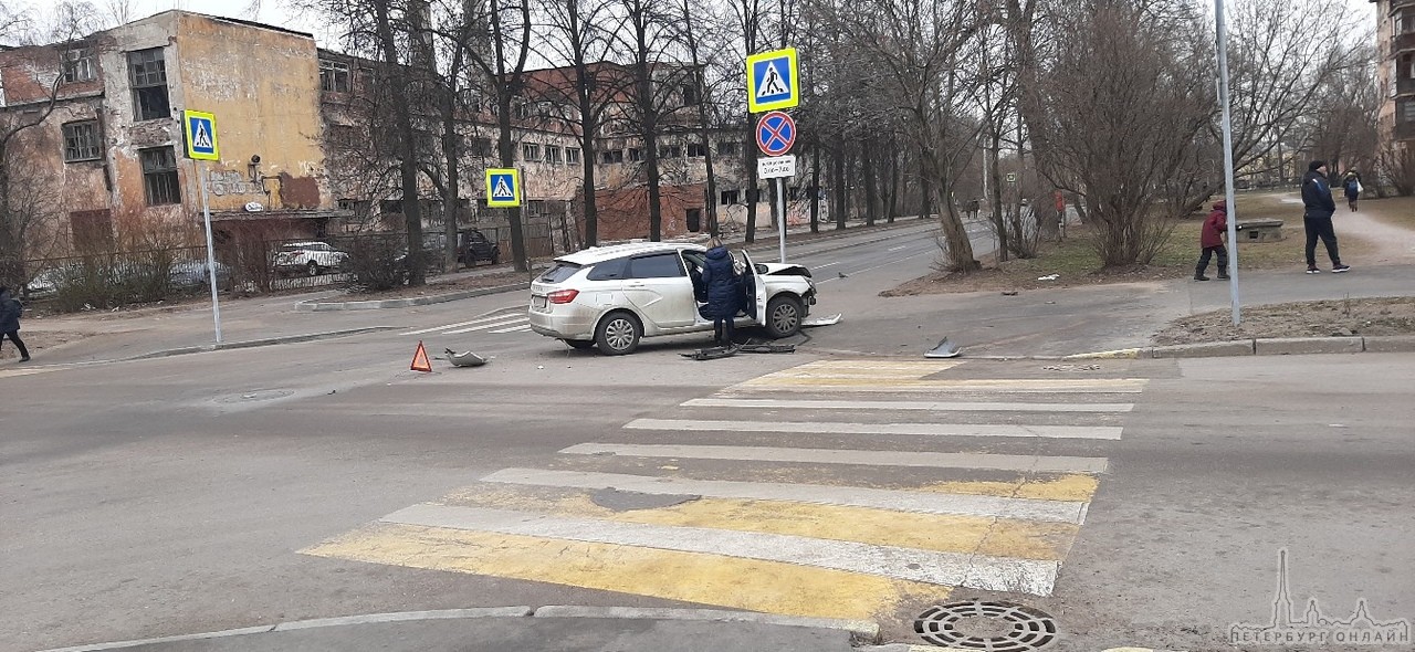 На Нарвской Заставе, где всё улицы сделали односторонними, а перекрестки равнозначными, водитель Киа...