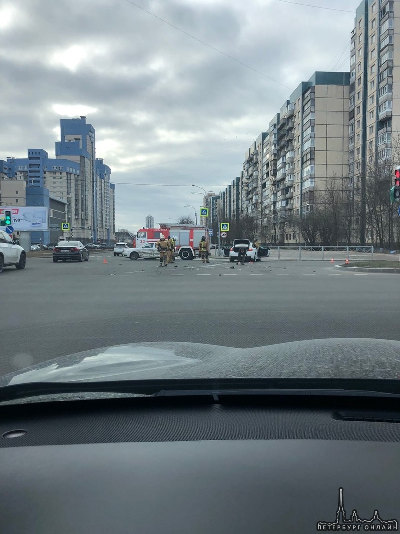 Авария двух белых автомобилей на перекрёстке Сизова и Парашютной. Службы на месте, без пострадавших.