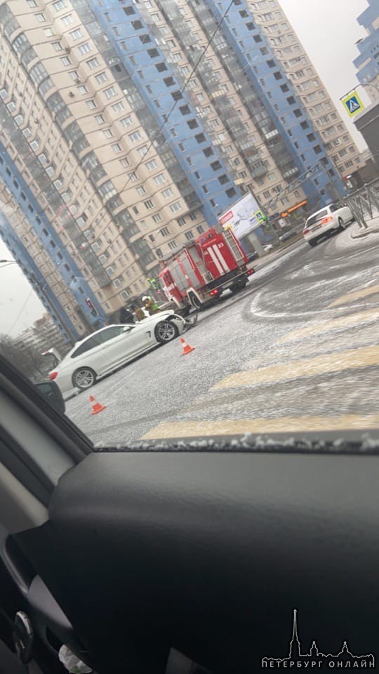 Авария двух белых автомобилей на перекрёстке Сизова и Парашютной. Службы на месте, без пострадавших.