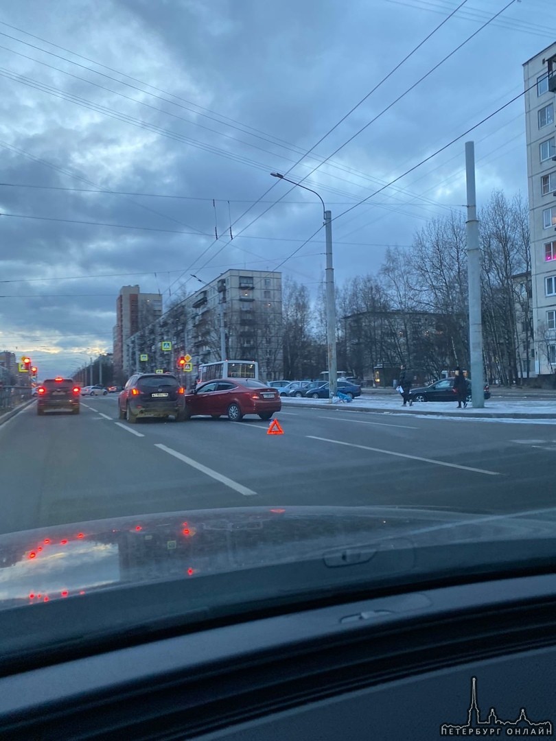 На Тимуровской улице двумя машинами занят средний ряд.
