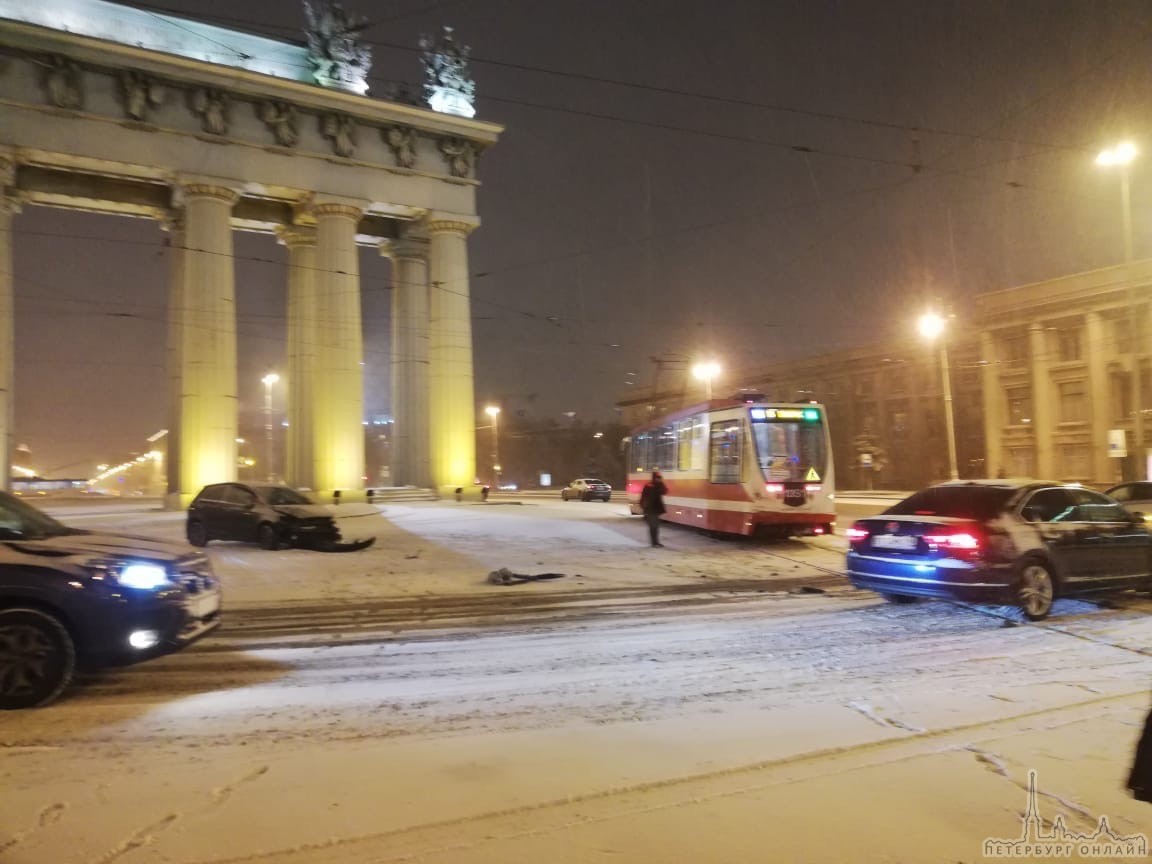 ДТП с участием автомобиля vw который влетел в трамвай у Московских ворот, неадекватный водитель авто...