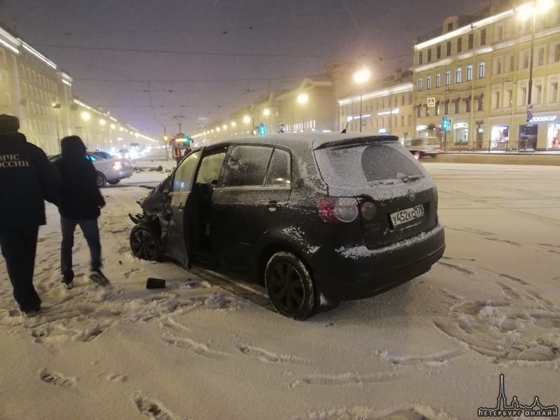 ДТП с участием автомобиля vw который влетел в трамвай у Московских ворот, неадекватный водитель авто...