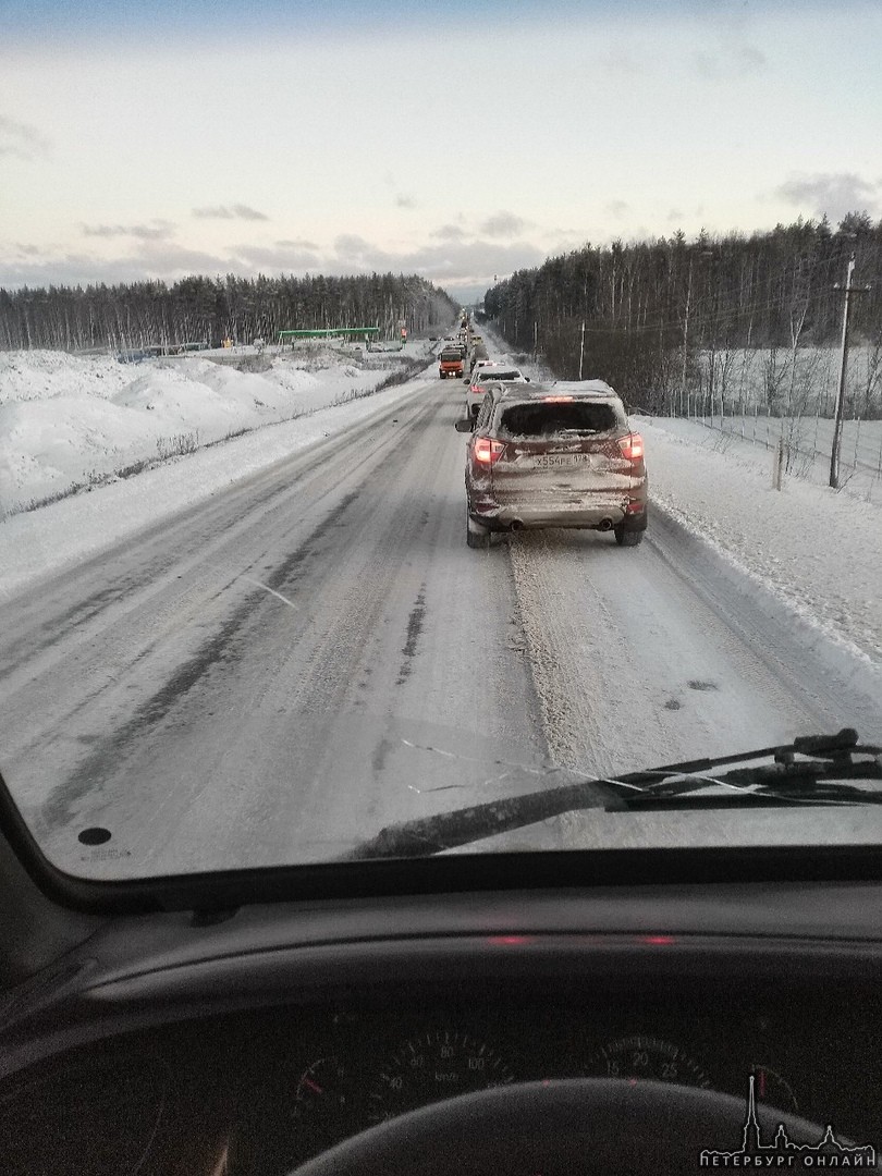 Машинам не подняться в горку из-за гололеда на Ропшинском шоссе у заправки Beloil.