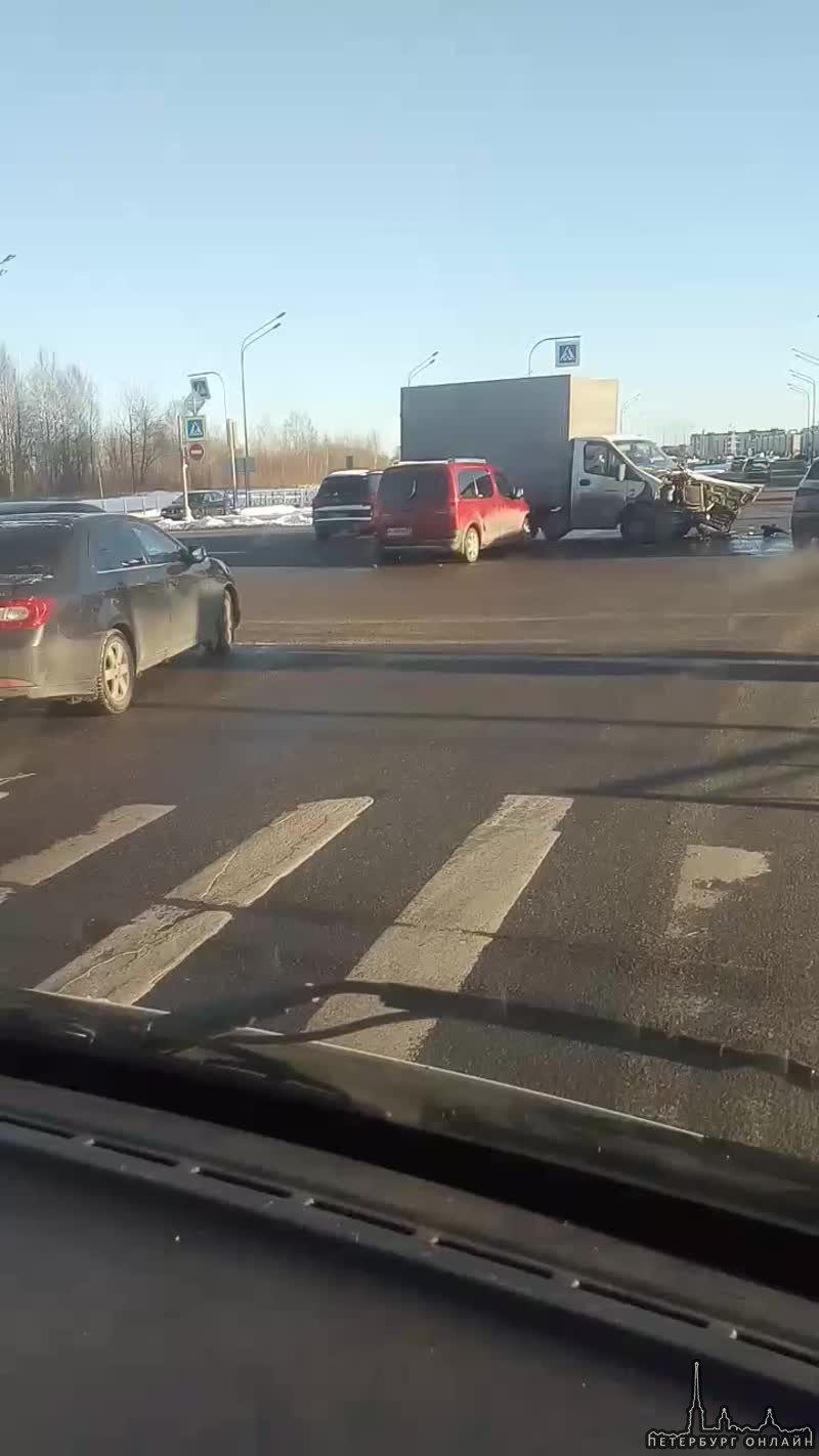 ДТП на перекрёстке Доблести и Маршала Казакова. ГАЗель, Ситроен, Ford Мондео.