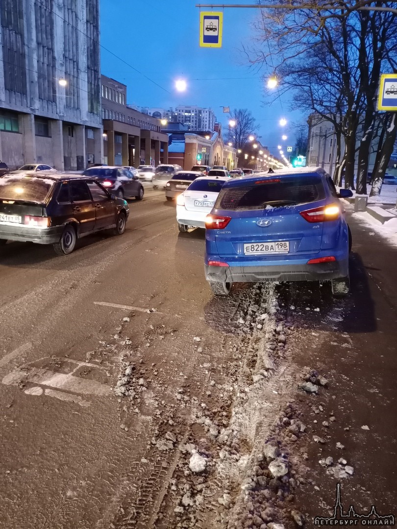 Три автомобиля столкнулись на проспекте Обуховской обороны, 51 Один из авто вылетел на тротуар в зон...