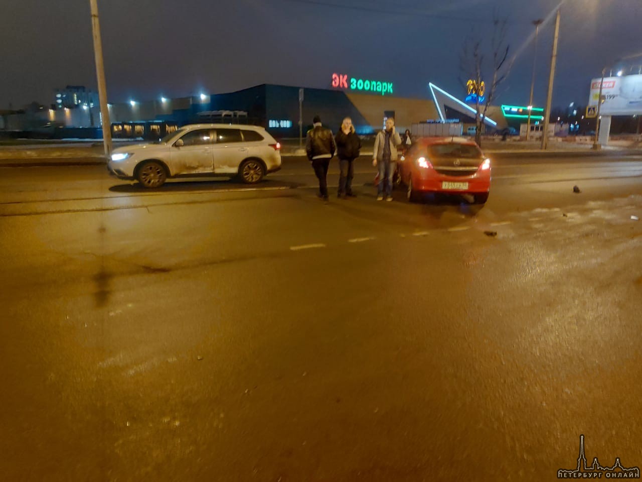 В красной машине ехал водитель с признаками сао по Салова на участке между Бухаресткой и Белградской...