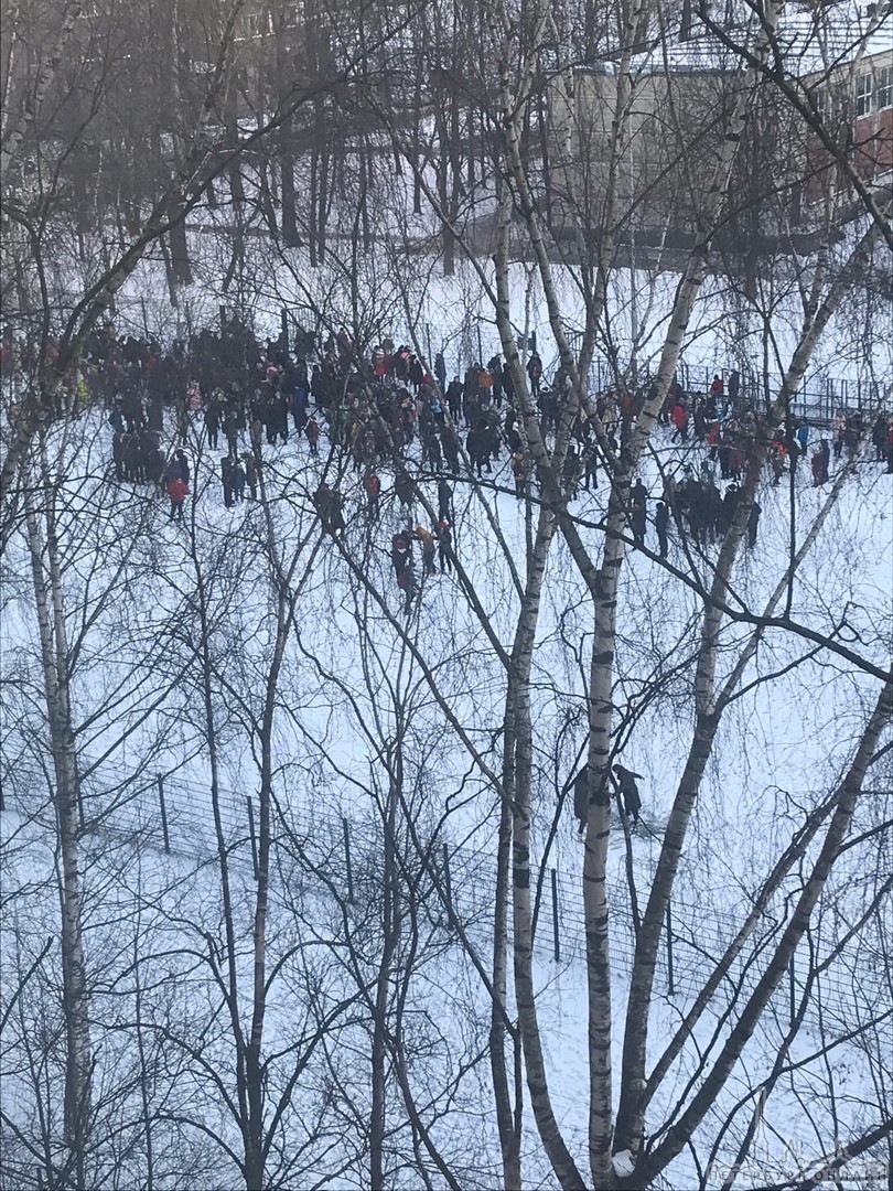 Эвакуация отправила школьников школы 68, Калининского района гулять на мороз