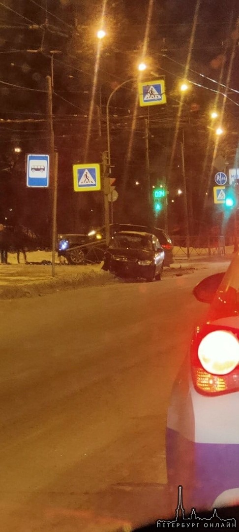 Двое припарковались на углу Светлановского и Жака Дюкло. Ланос без правого глаза, за ним стоит кросс...