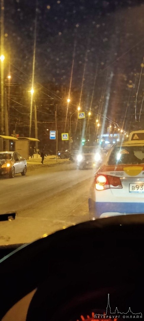 Двое припарковались на углу Светлановского и Жака Дюкло. Ланос без правого глаза, за ним стоит кросс...