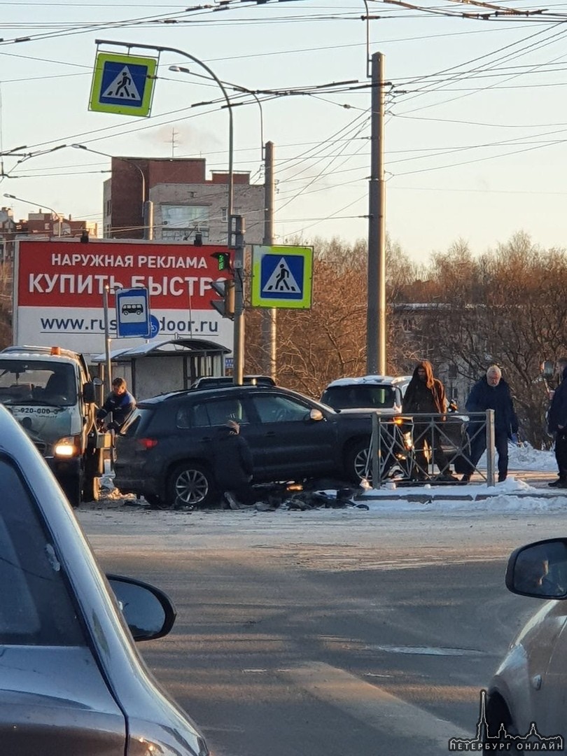 Двое припарковались на углу Светлановского и Жака Дюкло. Ланос без правого глаза, за ним стоит кросс...