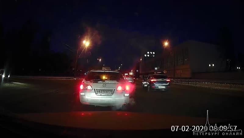 На перекрестке Большой Пороховской и Салтыковской водитель Hyundai Крета в нелегкой ситуации когда "н...